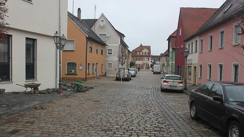 Die  Steinwegstraße in Höchstadts Innenstadt sollte ursprünglich 2021 fertiggestellt sein.