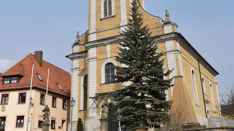Wegen der Sch&auml;digungen am Mauerwerk und des Kriegerdenkmals wurde die F&auml;llung der Fichte an der Katholischen Pfarrkirche beschlossen. Man entschied sich im Stadtrat aber auch f&uuml;r die Neuanpflanzung einer Tanne.