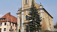 Wegen der Schädigungen am Mauerwerk und des Kriegerdenkmals wurde die Fällung der Fichte an der Katholischen Pfarrkirche beschlossen. Man entschied sich im Stadtrat aber auch für die Neuanpflanzung einer Tanne.