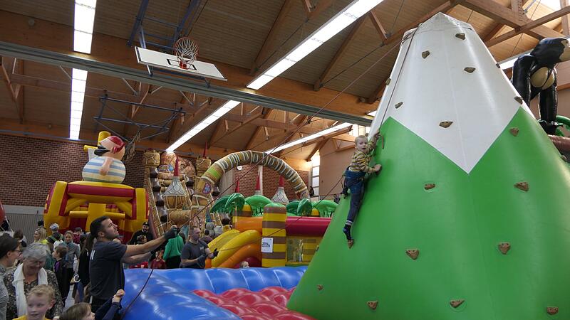 Der f&uuml;nfj&auml;hrige Aron war vor allem von dem Kletterberg begeistert, der gesichert mit Seil bis zum Gipfel erklommen werden konnte.