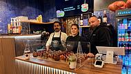 Isa Mohamed (links) mit seiner Konditorin und seinem Barista. Vor dem Personal entz&uuml;cken die New York Rolls - die Seele des neuen Caf&eacute;s,