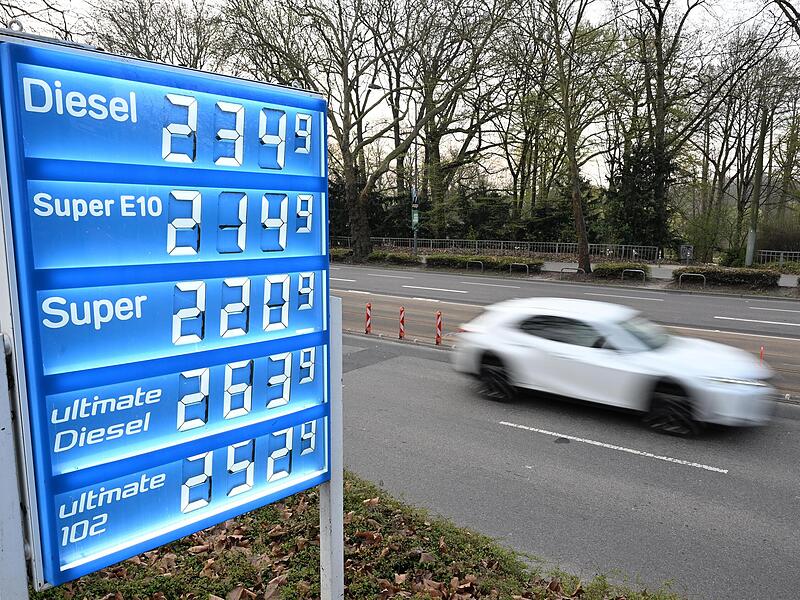 Der Blick auf die Preistafeln der Tankstellen ist f&uuml;r Autofahrer aktuell ein Schock.