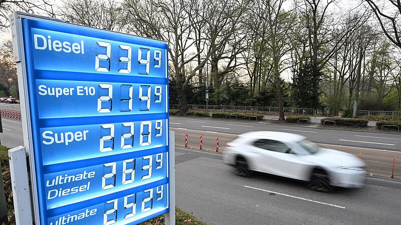 Der Blick auf die Preistafeln der Tankstellen ist für Autofahrer aktuell ein Schock. Der Blick auf die Preistafeln der Tankstellen ist für Autofahrer aktuell ein Schock.