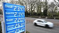 Der Blick auf die Preistafeln der Tankstellen ist f&uuml;r Autofahrer aktuell ein Schock.