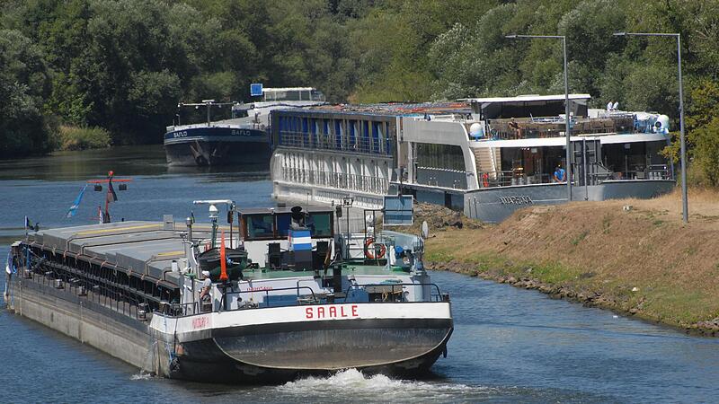 Wenn es auf dem Main (hier bei Limbach) mal eng wird, haben die Skipper kein Auge frei – schon gar nicht für leichtsinnige Schwimmer in der Fahrrinne.