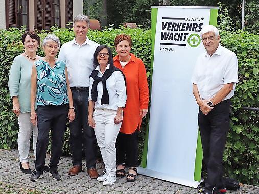 Unser Foto zeigt (von links): Veronika Walther, Christel Hildebrand, Gernot Erler, Michaela Dassler, Karin Zahout und Wolfgang Gerstberger.