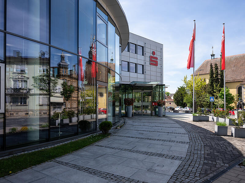&bdquo;Wir sind generell im regelm&auml;&szlig;igen Austausch mit externen Fachleuten, Polizei und Sicherheitsbeh&ouml;rden, um auf s&auml;mtliche Szenarien, nicht nur bei Schlie&szlig;f&auml;chern, entsprechend ger&uuml;stet zu sein&ldquo;, erkl&auml;rt Tobias K&ouml;ppel, Unternehmensbereichsleiter bei der Sparkasse Forchheim.