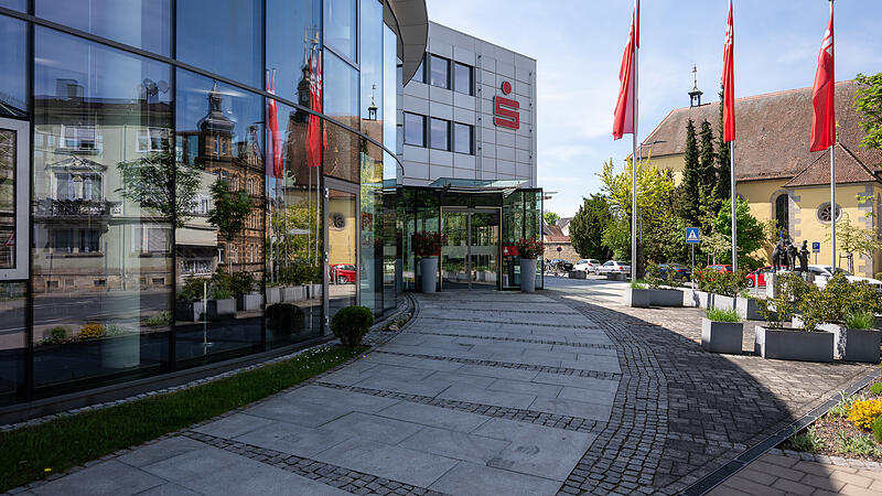 Sparkasse ForchheimForchheim & Fränkische Schweiz „Wir sind generell im regelmäßigen Austausch mit externen Fachleuten, Polizei und Sicherheitsbehörden, um auf sämtliche Szenarien, nicht nur bei Schließfächern, entsprechend gerüstet zu sein“, erklärt Tobias Köppel, Unternehmensbereichsleiter bei der Sparkasse Forchheim.
