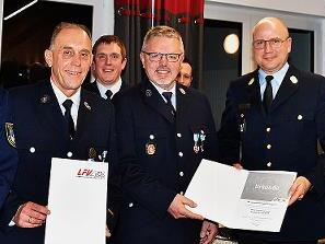 Eine herausragende Auszeichnung wurden den beiden langjährigen Mitgliedern, (v.l.) dem 1. Kommandanten Thomas Rupprecht und dem 1. Vorsitzenden Thomas Krappmann, mit dem „Ehrenkreuz in Silber des Bayerischen Feuerwehrverbandes“ verliehen, wobei di... Eine herausragende Auszeichnung wurden den beiden langjährigen Mitgliedern, (v.l.) dem 1. Kommandanten Thomas Rupprecht und dem 1. Vorsitzenden Thomas Krappmann, mit dem „Ehrenkreuz in Silber des Bayerischen Feuerwehrverbandes“ verliehen, wobei di...