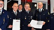 Eine herausragende Auszeichnung wurden den beiden langj&auml;hrigen Mitgliedern, (v.l.) dem 1. Kommandanten Thomas Rupprecht und dem 1. Vorsitzenden Thomas Krappmann, mit dem &bdquo;Ehrenkreuz in Silber des Bayerischen Feuerwehrverbandes&ldquo; verliehen, wobei di...