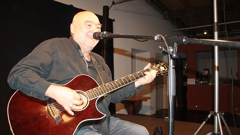 Der fr&auml;nkische Liedermacher Wolfgang Buck schenkte den Zuh&ouml;rern bei seinem Auftritt im M&ouml;nchshof-Konzertsaal Lieder zum Genie&szlig;en, Lachen und Nachdenken.