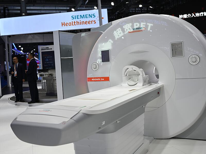 China International Import ExpoForchheim & Fränkische Schweiz Vor allem bildgebenden Geräte (wie hier ein Computertomograf auf der China International Import Expo in Shanghai) stützen das Geschäft des Medizintechnik-Giganten Siemens Healthineers.