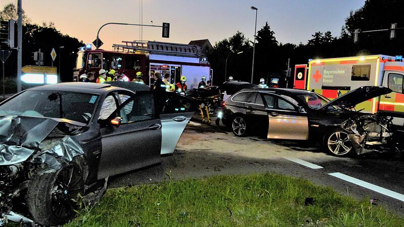 Drei Schwerverletzte und  ein Schaden von   über 70 000 Euro waren die Bilanz des schweren Verkehrsunfalls, der sich am Dienstag an der Kreuzung ereignet hat. Foto: Werner Reißaus