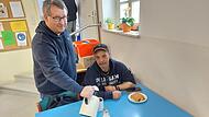 Der Leiter der Wärmestube Peter Klein legt oft auch selbst Hand an und nimmt sich gerne Zeit für einen Plausch mit den Gästen.