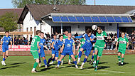 Der Friesener Louis Bachinger kommt in der Anfangsphase vor dem Hirschaider Sandro Duemig zum Kopfball.