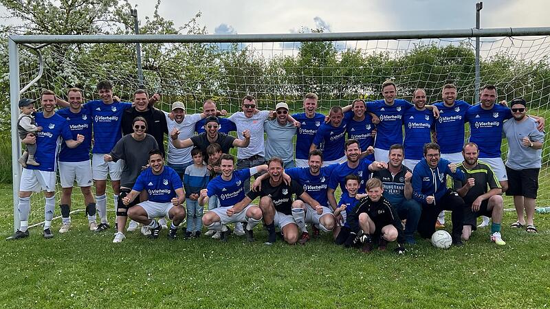 Unser Bild zeigt die Meistermannschaft des FC Westheim mit (hinten, von links) Patrick St&ouml;th, Fabian Beck, Silas F&ouml;rster, Pascal K&uuml;mmert, Daniel Wendel, Maximilian Schaub, Florian Stein, Tobias Wendel, Denis Smirnow, Arkadiusz Grek, Andi Graup, Ch...