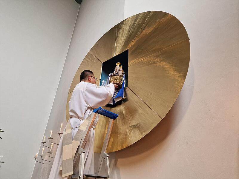 Diakon Kim Sell obliegt es, das Gnadenbild aus der Nische im Altarraum zu nehmen. Diakon Kim Sell obliegt es, das Gnadenbild aus der Nische im Altarraum zu nehmen.