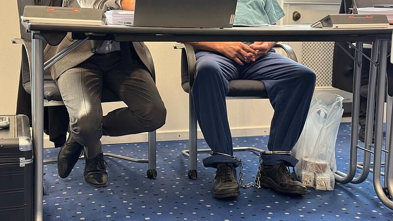 Zum Prozess erschien der Angeklagte im Fall Katina K. mit FußfesselnForchheim & Fränkische Schweiz Zum Prozess erschien der Angeklagte im Fall Katina K. mit Fußfesseln.