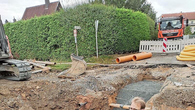 F&uuml;r die Kanalbauarbeiten in der Ortsstra&szlig;e &bdquo;Melanger&ldquo; muss eine geschlossene Bauweise mittels Rohrvortrieb eingesetzt werden. B&uuml;rgermeister Bernd Rebhan erl&auml;uterte die Varianten.