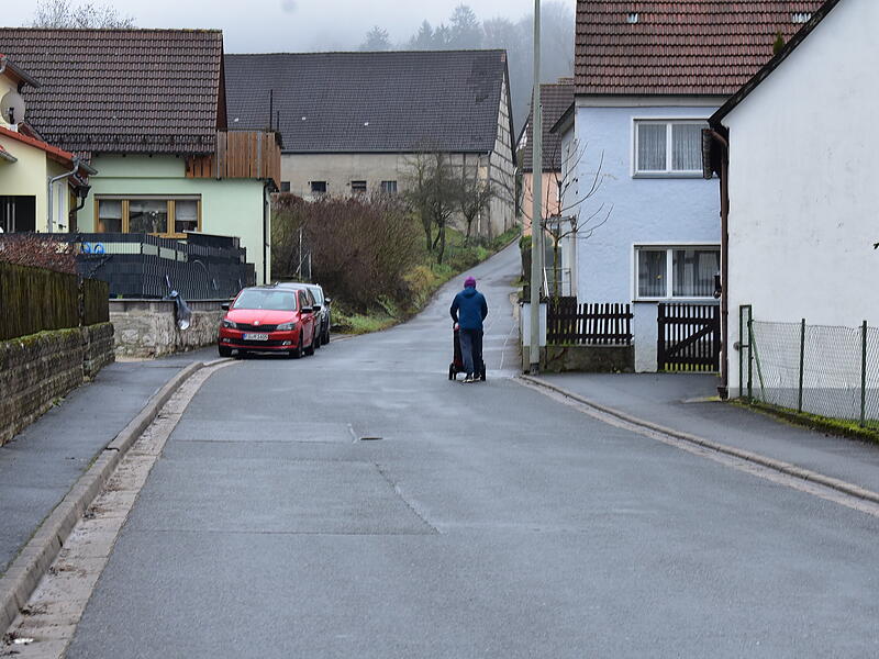 In der Mitte der Dorfhauser Stra&szlig;e in Wei&szlig;enohe ist eine Engstelle, die verbreitert werden muss. Am Anfang ist eine Parkbucht, die neue Stellpl&auml;tze erh&auml;lt.