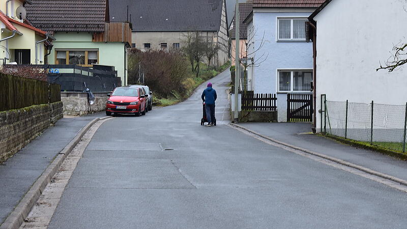In der Mitte der Dorfhauser Stra&szlig;e in Wei&szlig;enohe ist eine Engstelle, die verbreitert werden muss. Am Anfang ist eine Parkbucht, die neue Stellpl&auml;tze erh&auml;lt.