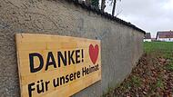 Das Plädoyer gegen großflächige Photovoltaikanlagen beim Bürgerentscheid in Rentweinsdorf Ende vergangenen Jahres werteten viele Bürger als Entscheidung pro landwirtschaftlicher Nutzfläche und Heimat. Seither prangt dieses Schild an einer Mauer am...