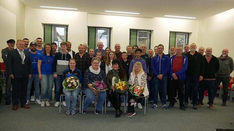 Am Ende der Sportlerehrung gab es ein großes Gemeinschaftsfoto der Geehrten mit Bürgermeister Matthias Klement (2. von links).