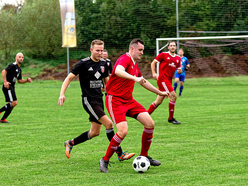 Der FC Neuenmarkt um Fabian Lauterbach (r.) gastiert am Wochenende beim FC Creußen, für den TSV 08 und Hannes Buchmeier geht es gegen Neudrossenfeld II.