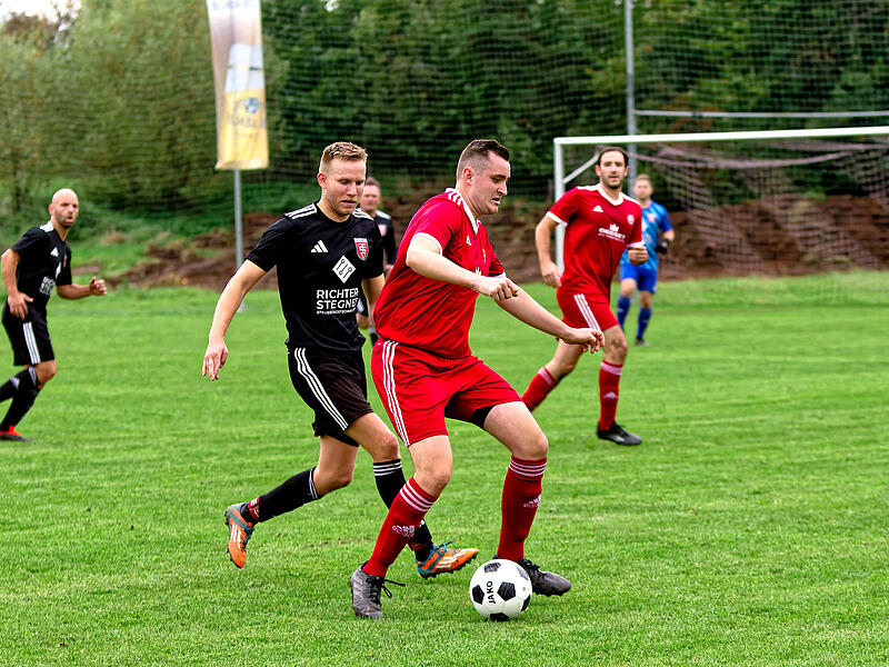 Der FC Neuenmarkt um Fabian Lauterbach (r.) gastiert am Wochenende beim FC Creußen, für den TSV 08 und Hannes Buchmeier geht es gegen Neudrossenfeld II.