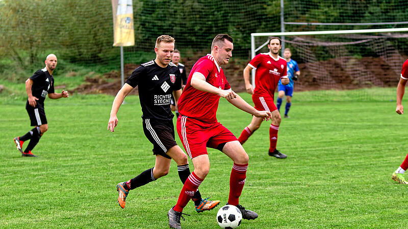 Der FC Neuenmarkt um Fabian Lauterbach (r.) gastiert am Wochenende beim FC Creußen, für den TSV 08 und Hannes Buchmeier geht es gegen Neudrossenfeld II.