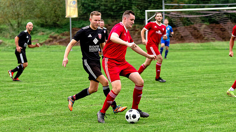 Der FC Neuenmarkt um Fabian Lauterbach (r.) gastiert am Wochenende beim FC Creußen, für den TSV 08 und Hannes Buchmeier geht es gegen Neudrossenfeld II.