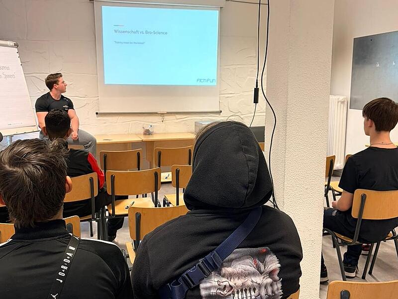 Der Experte vermittelte auch theoretisches Wissen und kl&auml;rte &uuml;ber Mythen rund um das Thema Fitness auf.