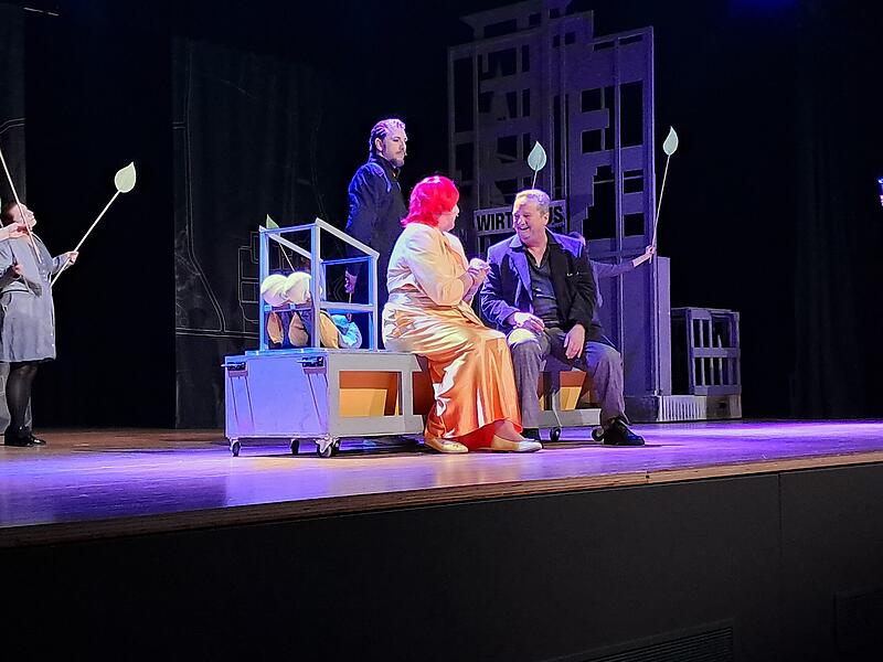 Szenenfoto mit Claire Zachanassian und Alfred Ill aus &bdquo;Der Besuch der alten Dame&ldquo;.