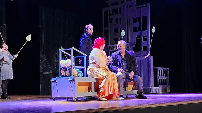 Szenenfoto mit Claire Zachanassian und Alfred Ill aus &bdquo;Der Besuch der alten Dame&ldquo;.