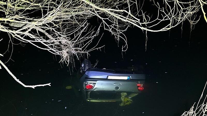 Auto landet im Main Auto landet im Main