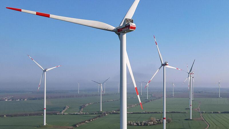15 bis möglicherweise 18 Windräder sollen sich künftig im Windpark Bildhäuser Forst drehen. Bei einer gemeinsamen Sitzung stimmten die Gemeinden der Gründung einer gemeinsamen Holding zu.