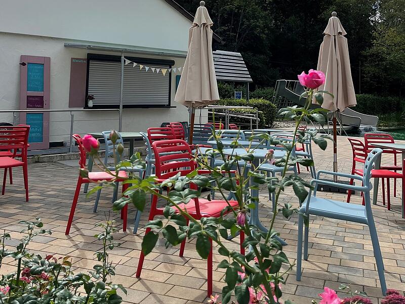 Sizbereich mit Kiosk Naturbad Autilus Autenhasuen