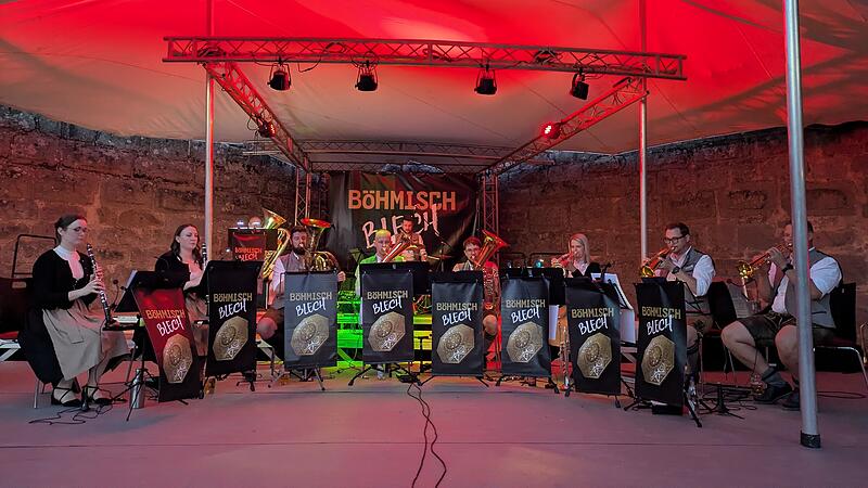 Bis in die Nacht hinein hat B&ouml;hmisch Blech aus Oberfranken in Hannberg ihre Blasmusik gespielt.