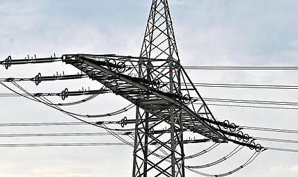 Der stetig steigende Strombedarf macht einen Netzausbau notwendig. Nur: Viele Kommunen wollen keine Trasse in ihrer Region haben. Auch der Landkreis und die Stadt Coburg haben Bedenken.Symbolfoto: Roberto Pfeil/dpa