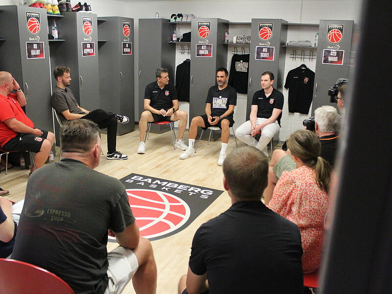 Auch Gesch&auml;ftsf&uuml;hrer Philipp H&ouml;hne stand beim  Locker Room Talk der Bamberg Baskets Rede und Antwort.