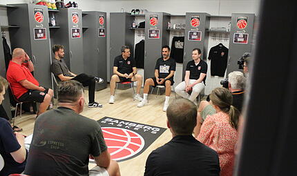 Auch Gesch&auml;ftsf&uuml;hrer Philipp H&ouml;hne stand beim  Locker Room Talk der Bamberg Baskets Rede und Antwort.
