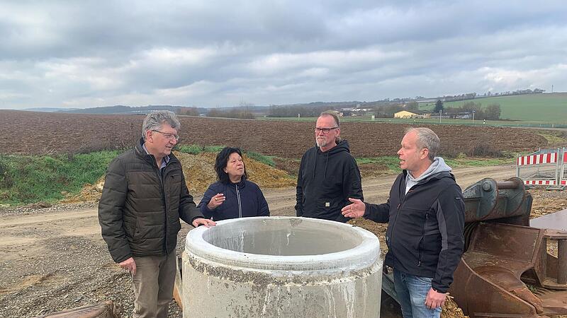 Werner Weipert, Stanka Brand-Pasler, Ronald Pickel und Thomas T&uuml;chert (von links) diskutieren an der Baustelle &uuml;ber das neue Gewerbegebiet in Poppenlauer. Sorge bereitet den Gewerbetreibenden vor allem ein geplantes Logistikzentrum.