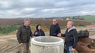 Werner Weipert, Stanka Brand-Pasler, Ronald Pickel und Thomas T&uuml;chert (von links) diskutieren an der Baustelle &uuml;ber das neue Gewerbegebiet in Poppenlauer. Sorge bereitet den Gewerbetreibenden vor allem ein geplantes Logistikzentrum.