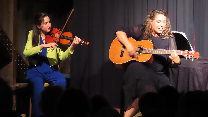 Der Klassiker zum Thema &bdquo;&uuml;ber den Wolken&ldquo; stammt von Reinhard Mey: Beate Roux greift zur Gitarre, Ralli Bogdan begleitet an der Geige