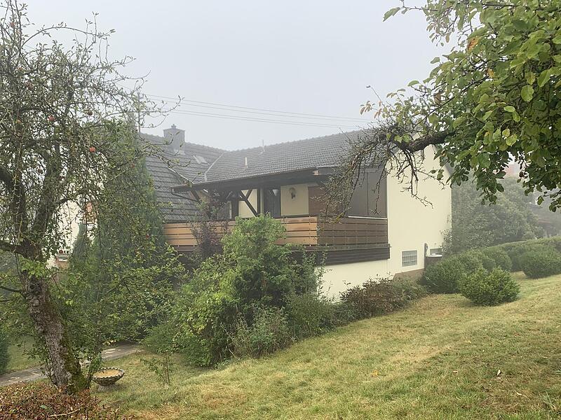 Künftig eine Sammelunterkunft für geflüchtete Menschen? Zum Haus in Sonnefeld gehört auch ein großer garten. Künftig eine Sammelunterkunft für geflüchtete Menschen? Zum Haus in Sonnefeld gehört auch ein großer garten.