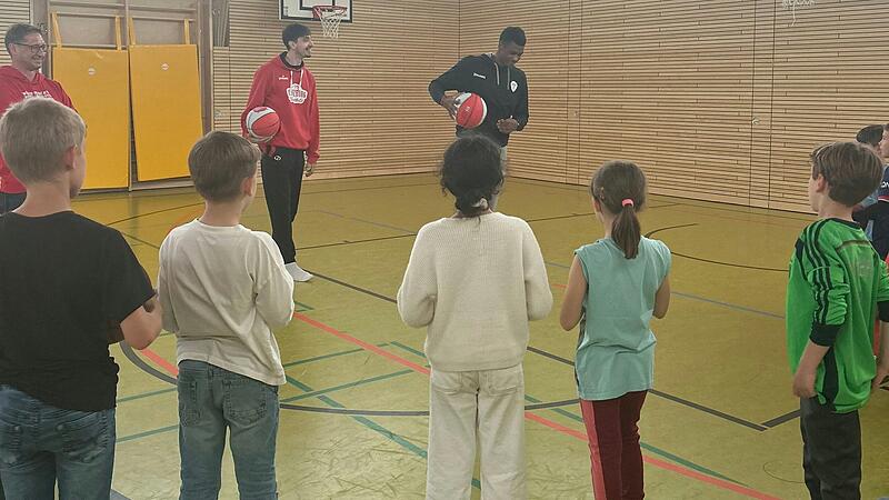 Elijah Ndi und Julius B&ouml;hmer von den W&uuml;rzburger Baskets zeigten Tipps und Tricks.