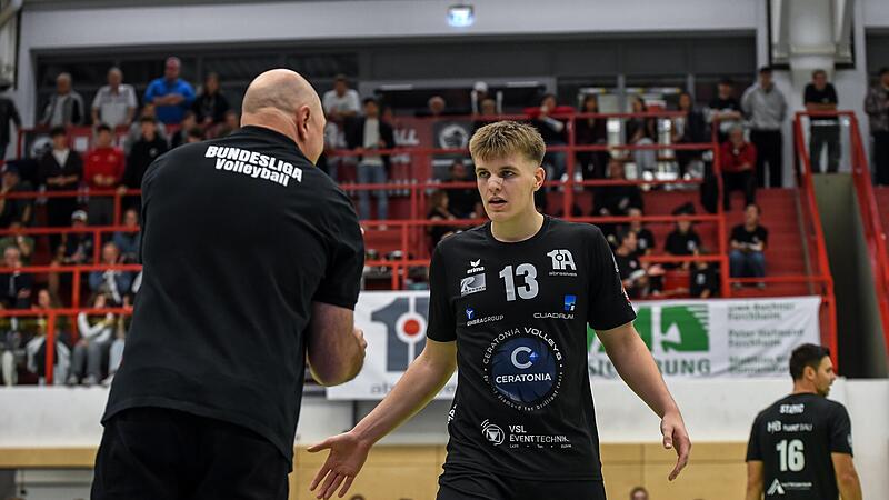 VCE-Coach Vladimir Rakic gibt Ben Urban Anweisungen. Am Wochenende ist sein Team zweimal auswärts gefordert.