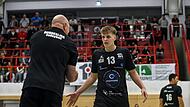 VCE-Coach Vladimir Rakic gibt Ben Urban Anweisungen. Am Wochenende ist sein Team zweimal auswärts gefordert.