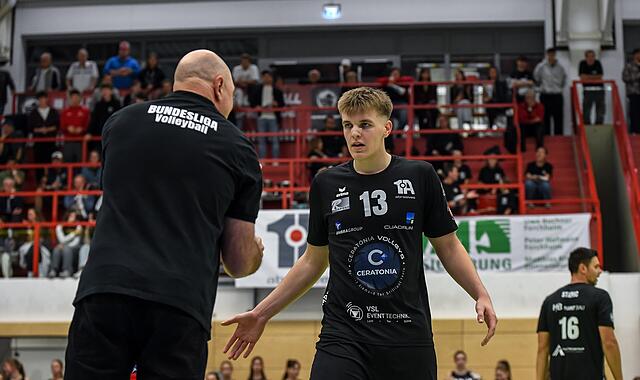 VCE-Coach Vladimir Rakic gibt Ben Urban Anweisungen. Am Wochenende ist sein Team zweimal auswärts gefordert.
