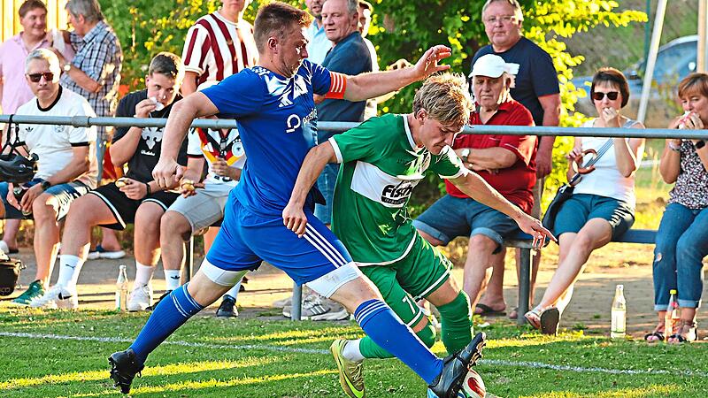 Friesens Ben Volk (r.) im Zweikampf mit dem Mitwitzer Moritz B&uuml;ttner &ndash; heute treffen beide Mannschaften im Pokal aufeinander. Heinrich Wei&szlig;
